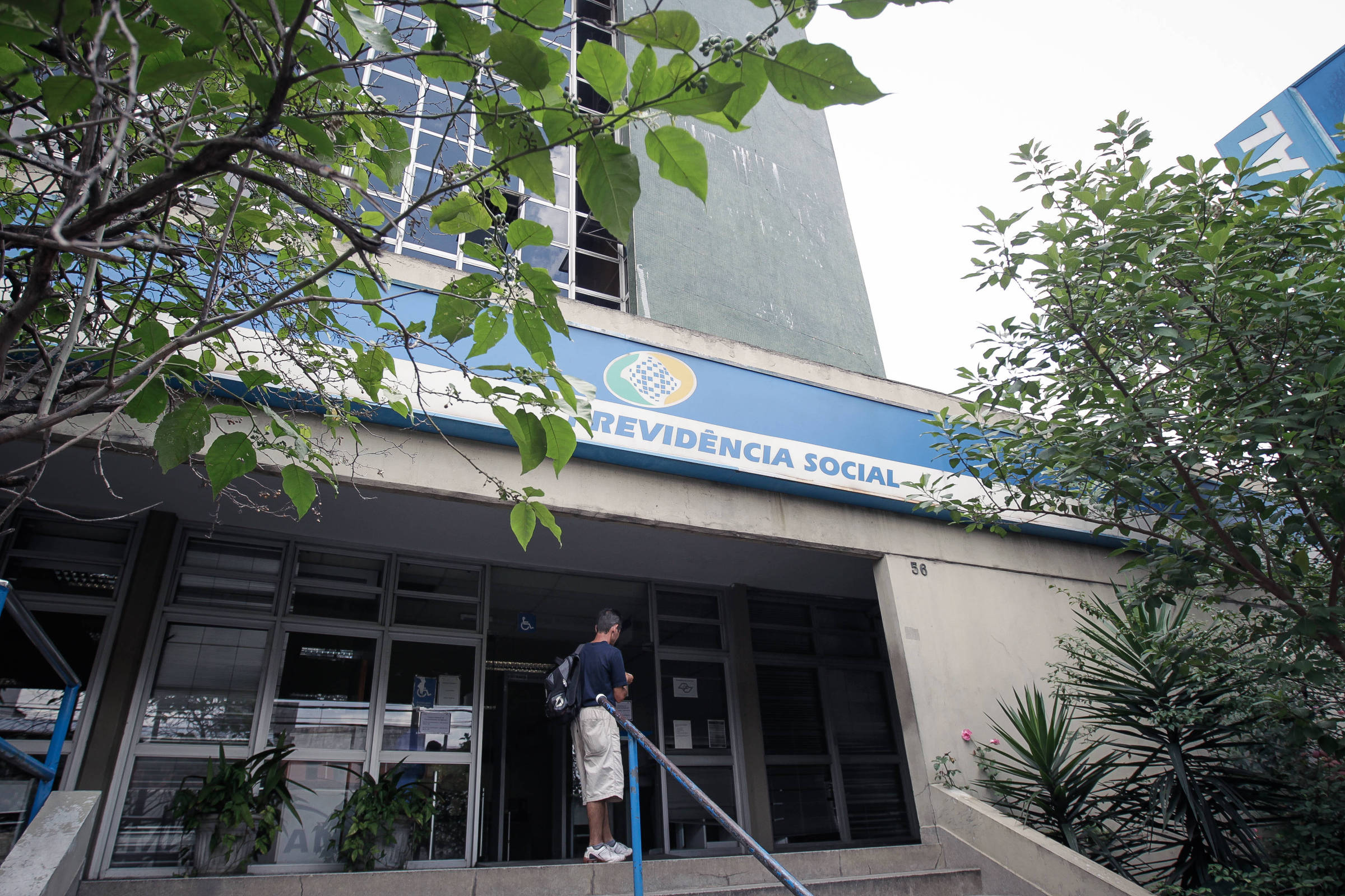 INSS atrasa decisão sobre 720 mil benefícios e sofre ação na Justiça